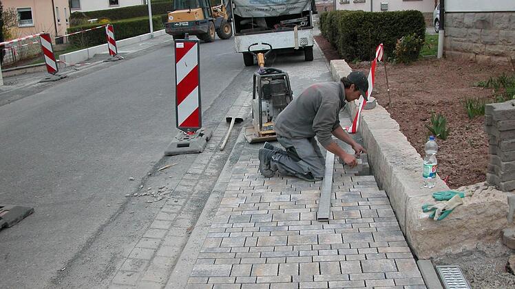 Zur Zeit werden an der Haarder Ortsdurchfahrt die Gehsteige gepflastert. Foto: Ewald Kiesel