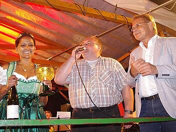 Jana Schmidt ist die neue Kronacher Weinkönigin. Im Bild mit Günter Soja (Mitte) und Bürgermeister Wolfgang Beiergrößlein. Foto: Heike Schülein