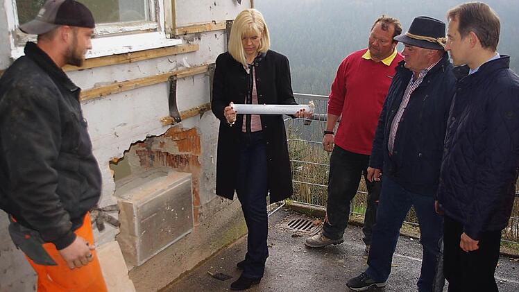 Jens Blinzler, Bürgermeisterin Susanne Grebner, Jürgen Mänche, Erich Löhlein und Kreisheimatpfleger Robert Wachter (von links) freuen sich über die im Grundstein aufgefundene Plombe. Foto: Heike Schülein