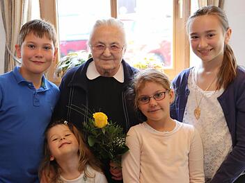 Kunigunde Wunder (M.) feierte ihren 95. Geburtstag mit ihren Urgroßneffen und Urgroßnichten.  Foto: Franz Galster