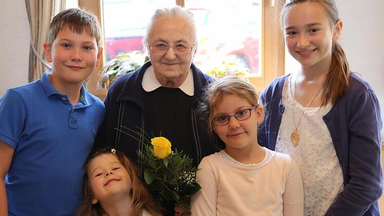 Kunigunde Wunder (M.) feierte ihren 95. Geburtstag mit ihren Urgroßneffen und Urgroßnichten.  Foto: Franz Galster