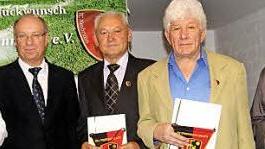 Gerald Makowski vom BLSV (Zweiter von links) ehrte für 50 Jahre (von links) Herbert Sauer, Leo Derra, Gottfried Derra und Gerhard Stretz.