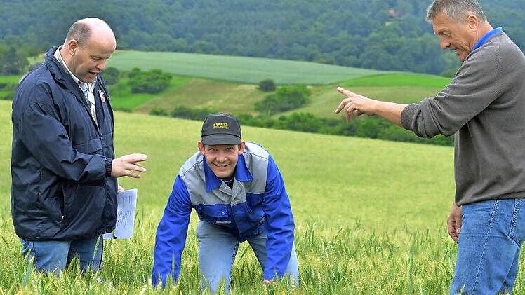 Der Sander Landwirtschaftsprüfling Michael Neeb (Mitte) misst gerade die Bestandsdichte auf dem Kornfeld in Nassach (Gemeinde Aidhausen). Die beiden Prüfer Norbert Sauer (links) und Andreas Ofenhitzer stellen ihm die Prüfungsfragen.  Fotos: Ronald Rinklef