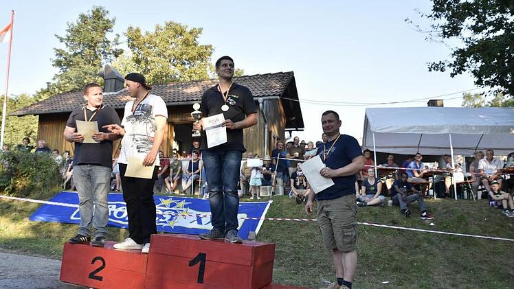 Siegerehrung in der schweren Klasse: 1. Andreas Xourgias aus Wendelstein mit "Glubbschi evolution", 2. "Oldtimer" aus Junkersdorf , 3. "Wirtsmobil" mit Jürgen Wagner aus Eichelsdorf