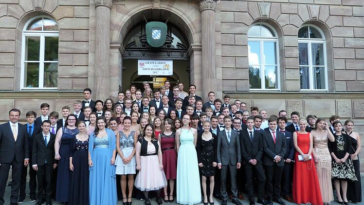 Alle 84 Abiturientinnen und Abiturienten vor dem Hauptportal des MGF-Gymnasiums mit Schulleiter Horst Pfadenhauer (links) Foto: Werner Reißaus