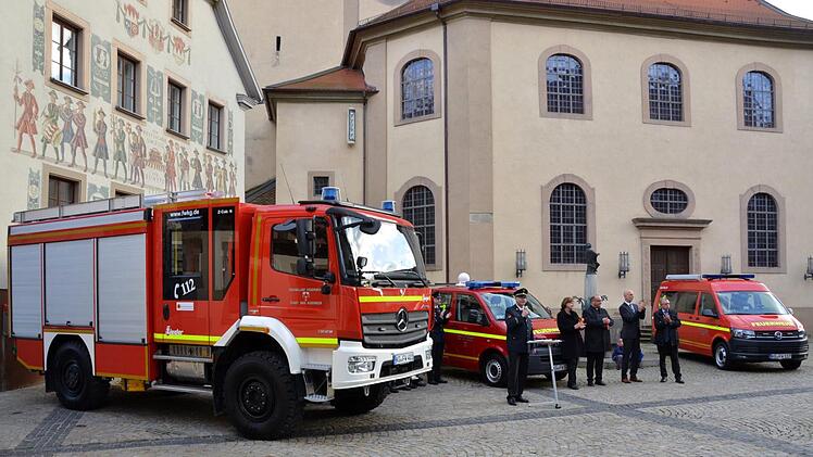 Drei Feuerwehrfahrzeuge erhielten den  kirchlichen Segen.  Foto: Peter Rauch