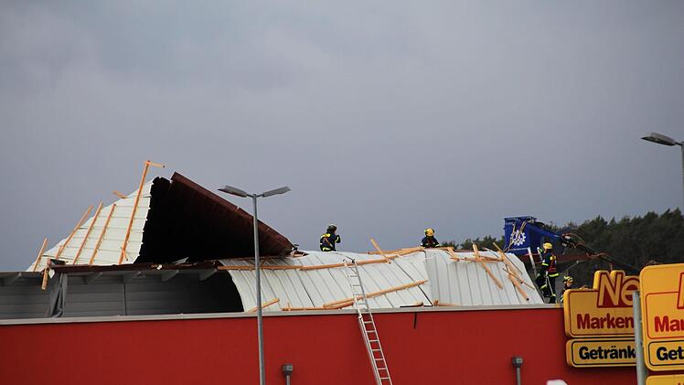 Der Sturm hat das Dach des Nettomarktes in Mühlhausen abgedeckt.  Foto: Andreas Dorsch