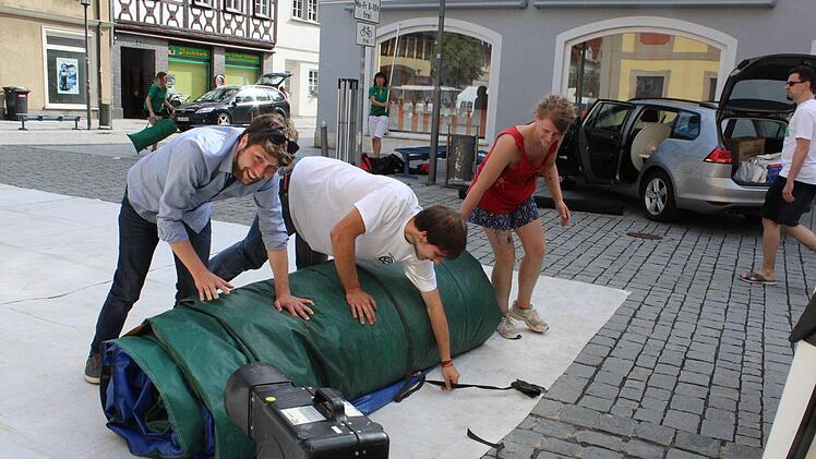 Das Ende eines Nachmittags und einer Hüpfburg. Citymanager Steffen Hofmann (l.) rollt lachend die Hüpfburg mit zusammen.Markus Häggberg