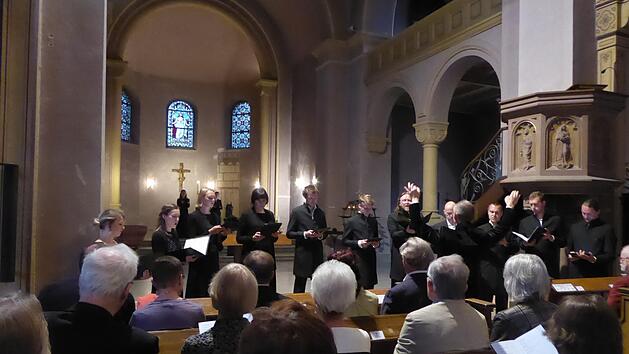 Der zw&ouml;lfstimmige A-cappella-Chor "Vox clamantis" aus Tallinn und sein Gr&uuml;nder und Leiter Jaan-Eik Tulve in der Erl&ouml;serkirche. Foto: Gerhild Ahnert