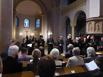 Der zwölfstimmige A-cappella-Chor "Vox clamantis" aus Tallinn und sein Gründer und Leiter Jaan-Eik Tulve in der Erlöserkirche. Foto: Gerhild Ahnert