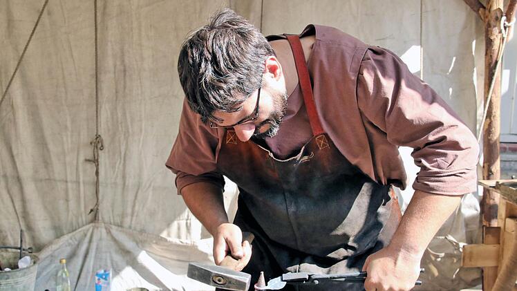 Die Hammerschläge des Schmieds hallten über den Platz.Dieter Britz