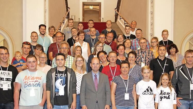 Die Feuerwehr aus Kauernhofen im Maximilianeum: Der j&uuml;ngste Besucher war der einj&auml;hrige Leon (links im Bild).  Foto: PR