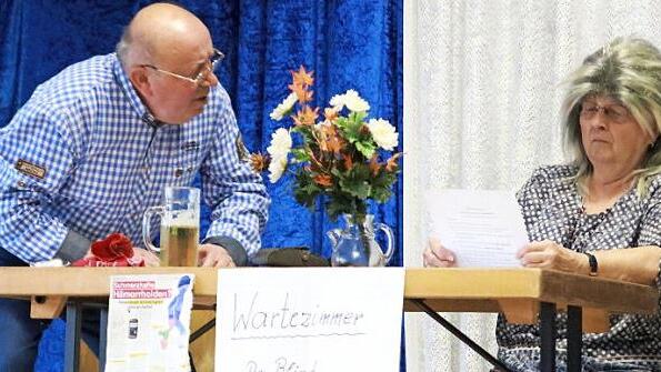 Arg im Kreuz hat es der Andres (Friedbert Schramm), worüber er bei der Kuni (Marianne Geyer) im Wartezimmer anschaulich klagt. Fotos: Klaus Klaschka