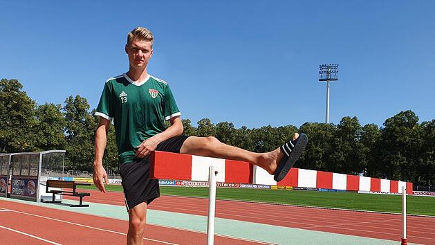 Aufw&auml;rmen f&uuml;r Aschaffenburg: Pius Kr&auml;tschmer will mit dem FC 05 die Serie von zuletzt drei Regionalliga-Siegen in Folge fortsetzen.  Foto: Michael Bauer