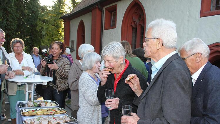 Bei einem kleinen Imbiss mit regionalen Produkten kamen die Besucher ins Gespr&auml;ch.  Foto: Sonny Adam