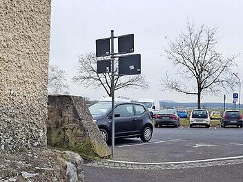 Den Main hielt im Februar 1970 nichts mehr in seinem Flussbett, das Hochwasser flutete den Tränkberg, so dass der heutige Großparkplatz (damals gab es ihn nicht) in den Fluten versunken wäre. Foto: Eckehard Kiesewetter