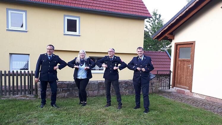 Geehrte und Kommandanten: Uwe Wanderer (zehn Dienstjahre/von links), Kommandantin Jennifer Stoeck, Rainer Limpert (40 Dienstjahre) und der neue 2. Kommandant Florian Stoeck, der die Nachfolge von Christian Limpert antritt.