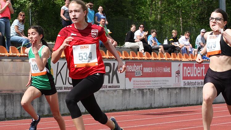 Antonia Haas (534) vom TSV Oberthulba sprintete bei ihrem Sieg in der W13 die 75 Meter in hervorragenden 10,59 Sekunden. Weiterhin war sie auch im Weitsprung und in der 4 x 75 Meter Staffel des TSV Oberthulba ganz vorne. Foto: Reinhold Nürnberger