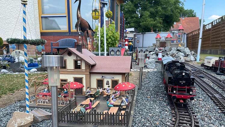 Biergarten an der Bahnstrecke. Foto: Jürgen Gärtner
