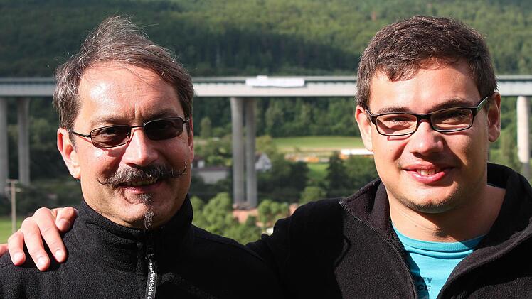 Winfried und Andreas Pfeiffer feiern das Spektakel gemeinsam.