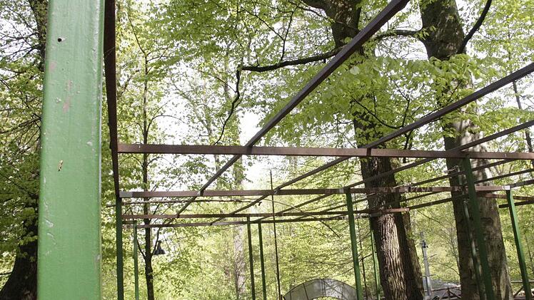 Eigenwillige Konstruktionen durchkreuzen den Naturraum im Forchheimer Kellerwald. Foto: Hofbauer