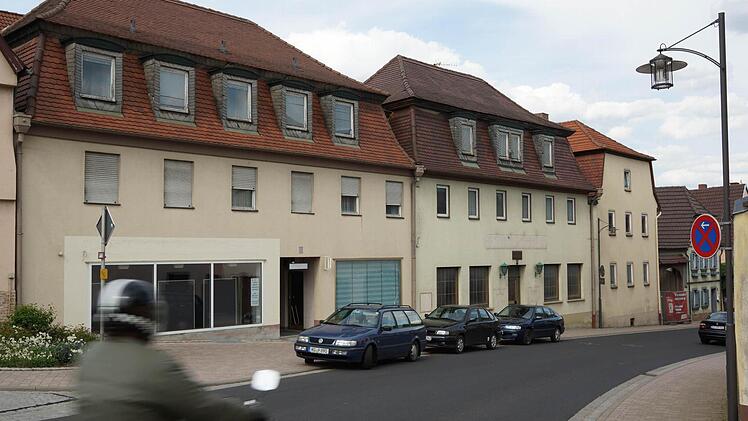 So sieht die Häuserzeile um die frühere Gaststätte in der Hammelburger Straße bisher aus.  Fotos: Arkadius Guzy