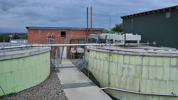 Das Betriebsgebäude der Biogasanlage in Gädheim (hinten im Bild) soll vergrößert werden, um zwei weitere Blockheizkraftwerke einsetzen zu können. Foto: Ulrike Langer