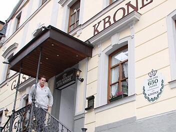 Hotelbetreiber Dustin Schlößinger empfängt die Gäste im Herzen der Stadt. Seine Erfahrung zeigt jedoch, viele Besucher machen nur auf der Durchreise Halt in der Kurstadt. Foto: Ulrike Müller