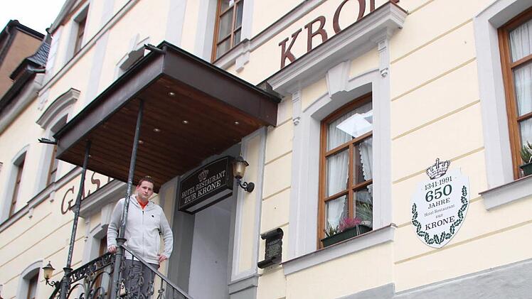 Hotelbetreiber Dustin Schlößinger empfängt die Gäste im Herzen der Stadt. Seine Erfahrung zeigt jedoch, viele Besucher machen nur auf der Durchreise Halt in der Kurstadt. Foto: Ulrike Müller