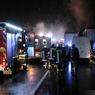 Auto zwischen zwei Lkw zerquetscht, Fahrer nur leicht verletzt