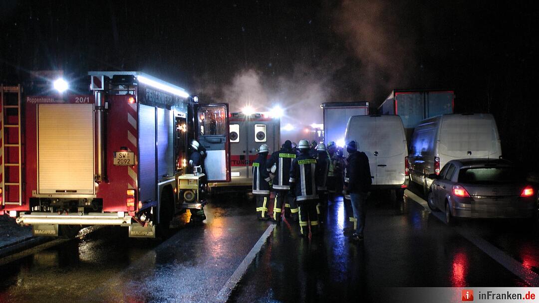 Auto zwischen zwei Lkw zerquetscht, Fahrer nur leicht verletzt