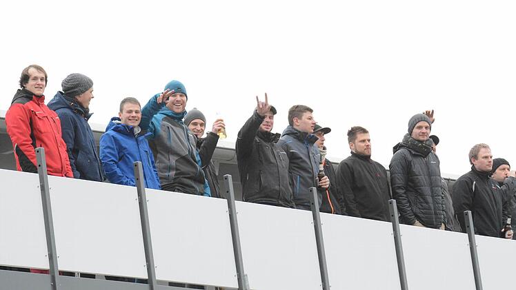 Tribünen-Stehplätze gibt es in Modlos: Hier interessieren sich die Fans für das Frauenfußballspiel des MSV gegen den FC Hammelburg. Foto: ssp