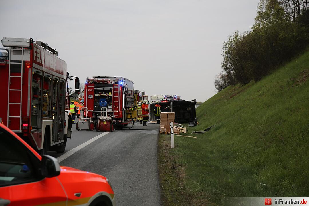 Kleintransporter kracht bei Bayreuth in Lkw – Fahrer eingeklemmt
