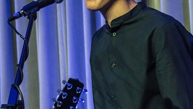 Der junge Liedermacher Erik Konietzko beeindruckte bei seinem Gastspiel in Coburg. Foto: Jochen Berger