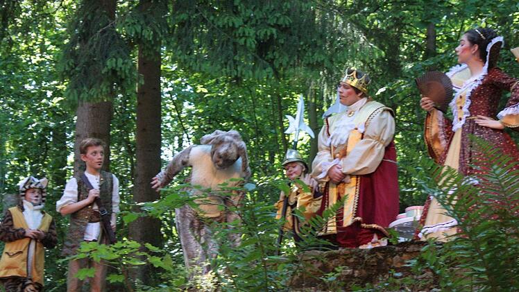 Schneider Jakob erhält von der Königin mit dem unmöglichen Namen seine Aufgaben. Foto: Henning Schuster