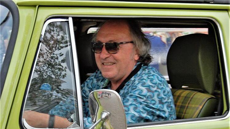 Der Aschaffenburger Kabarettist Urban Priol (56) fuhr in einem grellgrünen VW-Campingbus aus dem Jahr 1978. Foto: Sigismund von Dobschütz