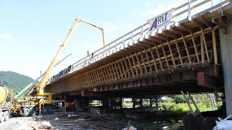 Mit einem langen Ausleger wurde am Montag der Beton auf die Brücke gepumpt. Aus einer solchen Maschine, wie sie im linken Bildbereich zu sehen ist, trat das Öl aus. Foto: Marian Hamacher
