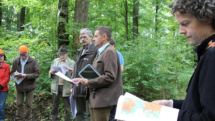 Bernhard Struck von der Unteren Naturschutzbehörde  lauschte dem Leiter des Staatsforstbetriebs, Stephan Keilholz (im Bild von rechts). Foto: Ralf Kestel