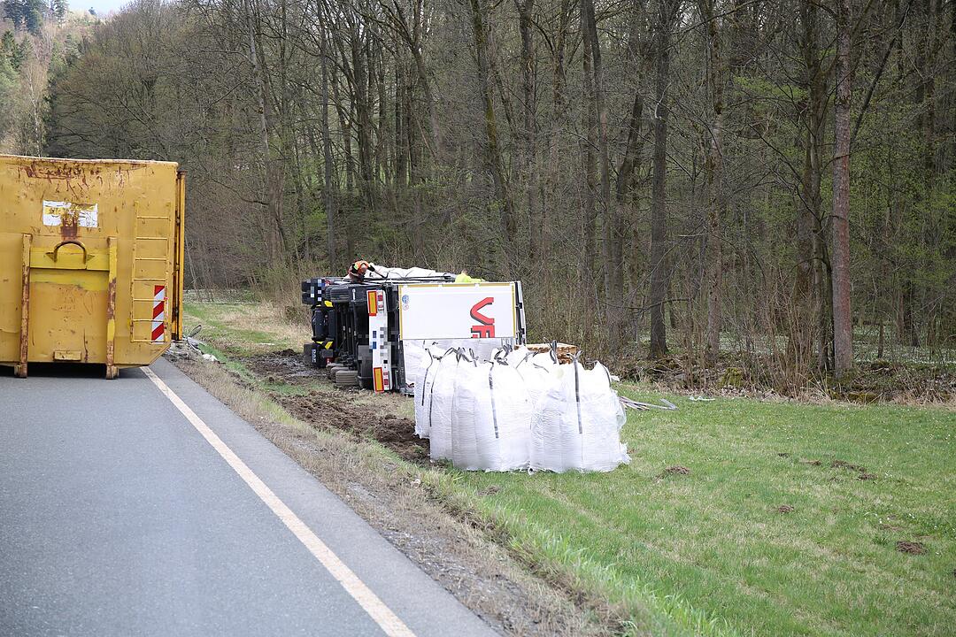 Bad Berneck. Lkw stürzt Abhang hinab