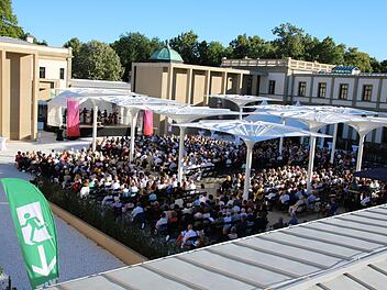 Eine Premiere erlebten knapp tausend Besucher des ersten Open-Air-Konzertes im Innenhof des Luitpoldbades. Foto: Ralf Ruppert