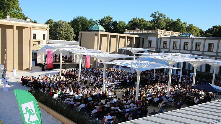 Eine Premiere erlebten knapp tausend Besucher des ersten Open-Air-Konzertes im Innenhof des Luitpoldbades. Foto: Ralf Ruppert