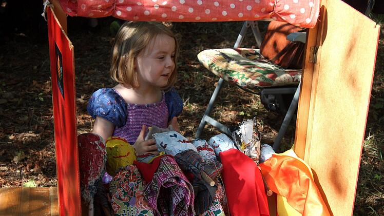 Die vierjährige Miriam vergnügt sich mit dem Puppentheater