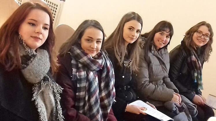 Keine Spur von Aufregung war bei den f&uuml;nf Sch&uuml;lerinnen vor ihrem Vortrag in M&uuml;nchen zu erkennen. Foto: Thomas Hauptmann