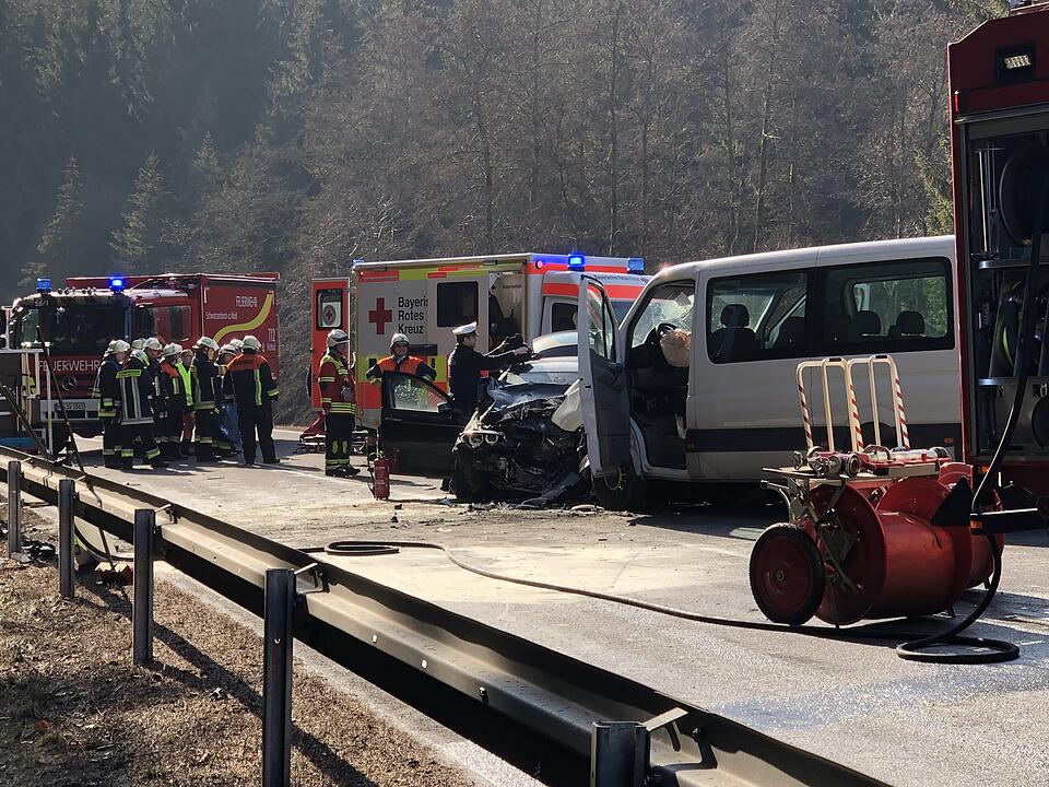 Zwei Rettungshubschrauber nach Frontalcrash im Einsatz