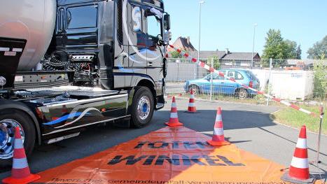 Optisch ist der tote Winkel mit einer orangefarbenen Plane deutlich gemacht - in diesem Bereich kann ein Lkw-Fahrer die Fußgänger oder Radfahrer nicht sehen.