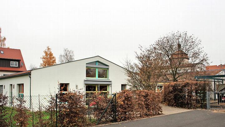 Am Kindergarten Sankt Johannes in Schlüsselfeld könnte für eine Gruppe angebaut werden. Allerdings ist der Träger die Kirchenstiftung,mit der deshalb Gespräche geführt werden müssen. Fotos: Evi Seeger