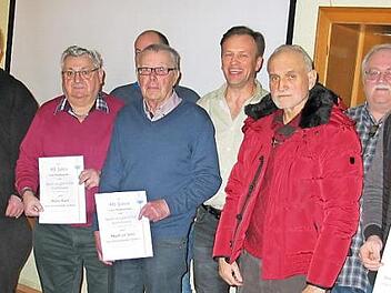 Der Sportangler-Club ehrte langjährige Mitglieder. Mit im Bild der neue Zweite Vorsitzende Markus Stuckert und Vorsitzender Jürgen Haselmann (Mitte)  Foto: Ludwig Alin