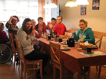 Wenn man nicht besucht werden kann, muss das noch nicht das Ende der guten Laune sein, wie die Wohngruppen Ruth und Irene hier beim gemeinsamen Frühstück demonstrieren. Fotos: Markus Häggberg