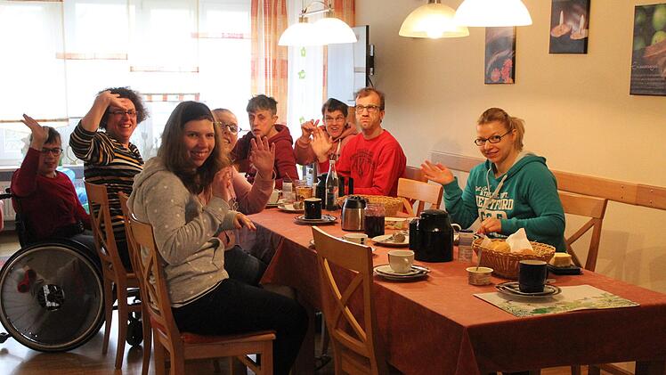 Wenn man nicht besucht werden kann, muss das noch nicht das Ende der guten Laune sein, wie die Wohngruppen Ruth und Irene hier beim gemeinsamen Frühstück demonstrieren. Fotos: Markus Häggberg