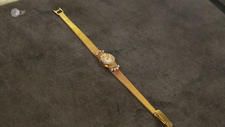 Die goldene Schmuckuhr mit Diamanten von Blancpain aus dem Jahr 1950 schätzte die Expertin auf 1.700 bis 2.000 Euro. Auch die Uhr schnappte sich David Suppes für 2.300 Euro.